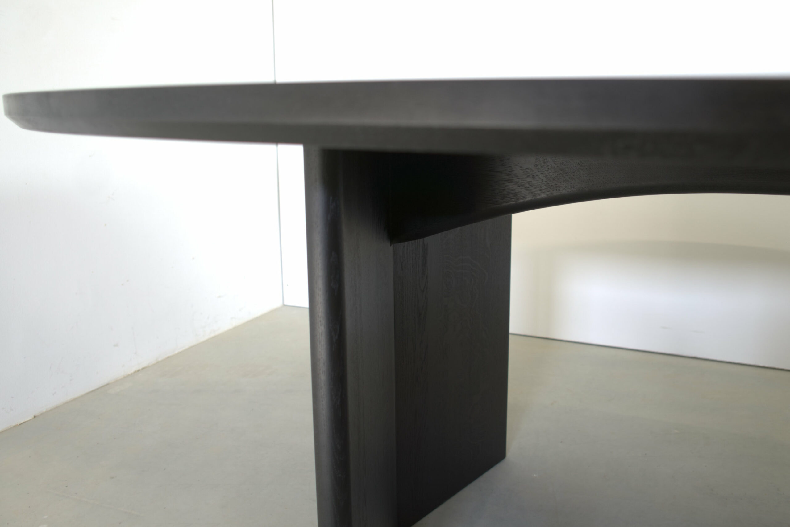 schwarzer elliptischer tisch